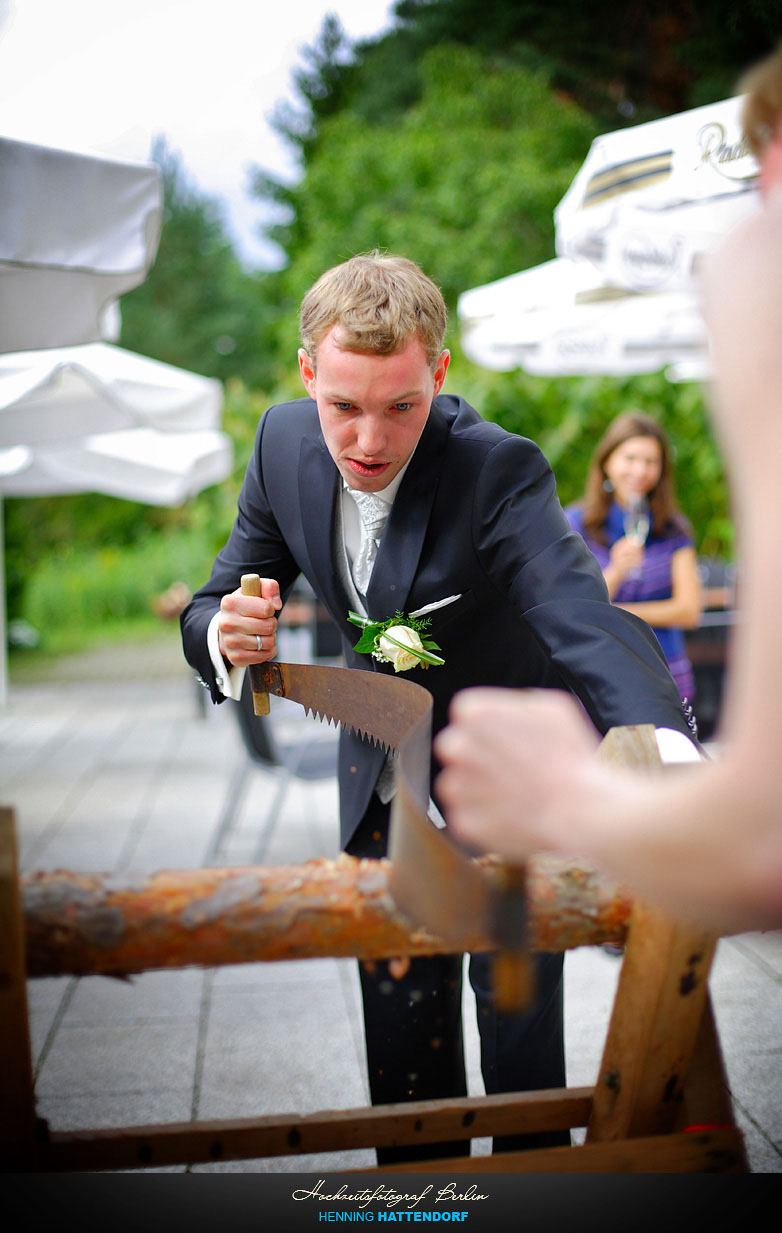 Baumstammsägen während einer Hochzeit in Brandenburg