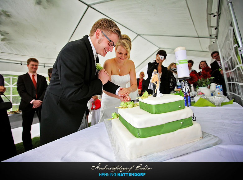Hochzeitsfotograf fotografiert eine Hochzeitstorte in Brandenburg